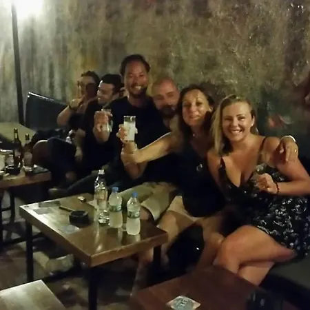 Funky Monkey Hostel&pub بيت شباب