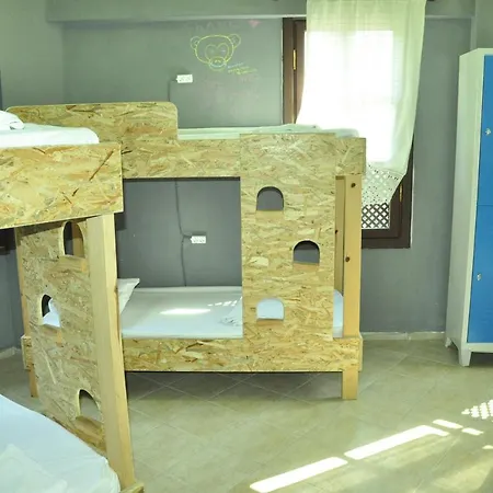 Funky Monkey Hostel&pub بيت شباب *
